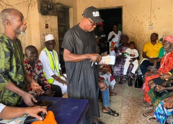 Yuletide: Ekiti Governor’s Aide, Faleye Gifts Cash Worth 1million naira to Party Members
